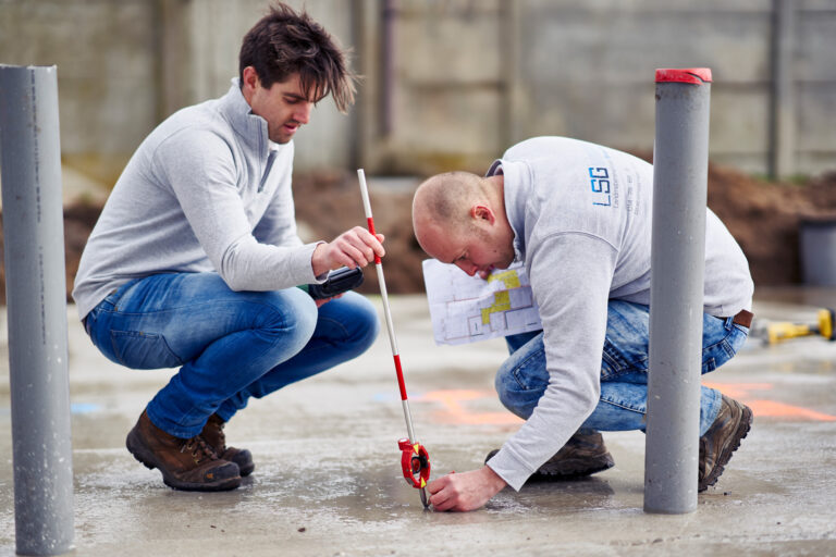 Uitvoering van een opmeting door de experten van LSG Landmeters & Schatters uit Antwerpen & de Kempen.